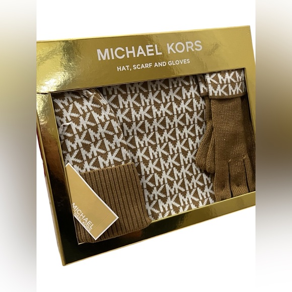 Michael Kors Scarf/beanie/gloves gift set!🔥 NWT AND GIFT READY